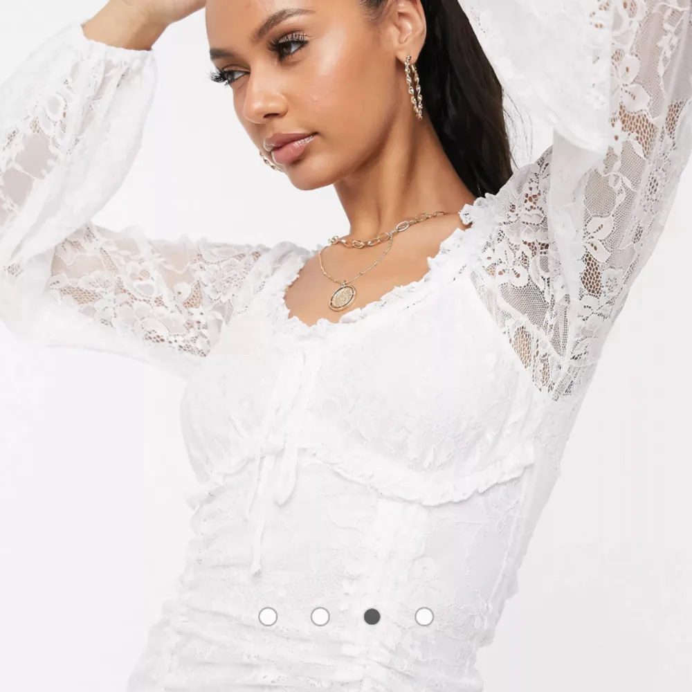Säljer denna supersnygga vita spets klänningen från NAKD som inte går att få tag på längre. Aldrig använd så helt i nyskick och passar perfekt till studenten💗Går även att ha offshoulder💗 Skriv för egna bilder. Klänningar.