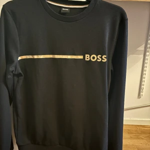 Hugo boss sweatshirt  - Fick denna i julklapp året 2022 och kommer aldrig till användning skick 10/10 Pris kan diskuteras 