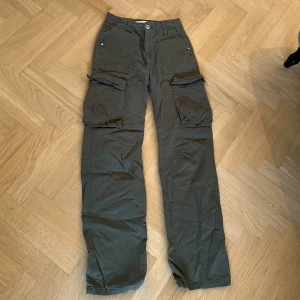 Cargobyxor  - De perfekta, populära cargobyxorna med många fickor från Bershka! Säljs pga används ej längre💚skriv privat om ni vill ha bild på! 