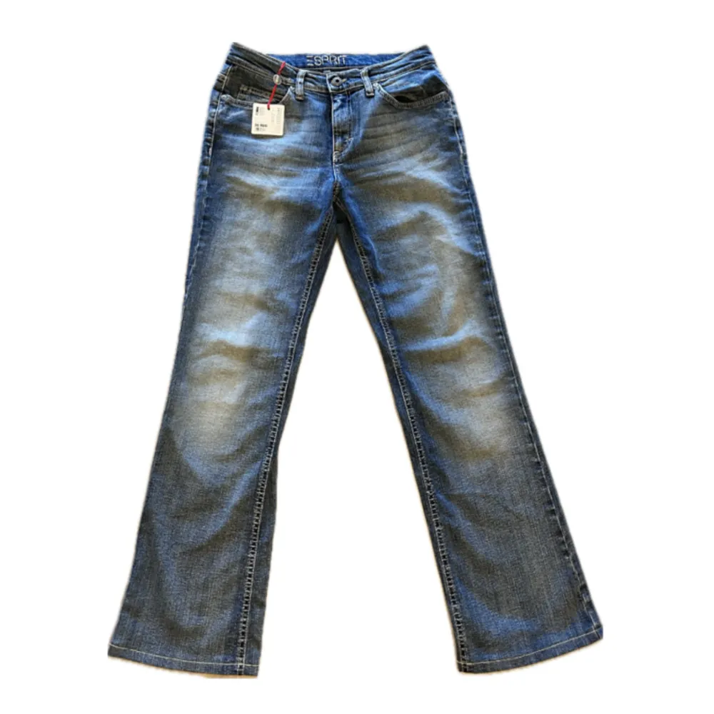 Säljer dessa nya lågmidjade jeans ifrån ESPRIT som inte har kommit till användning. Storlek 38 men passar 36. Passar även strl 34 men de blir lite bagy. Ny pris 799. Jeans & Byxor.