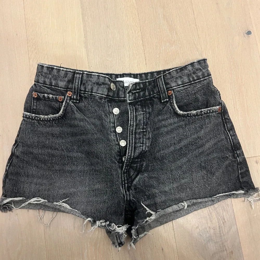 Gråa jeansshorts💖. Shorts.