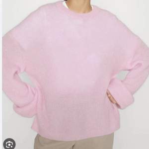 SÅÅ drömmig rosa tröja från arket köptes dyrt och svår att få tag i (slutsåld)Knappt använd men behöver pengar🥺💕💕💕💕💕