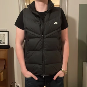 Nike väst - Säljer nu min nike väst då jag har bytt stil och inte andvänder den längre Skick 9/10 köpt för lite över 1000kr