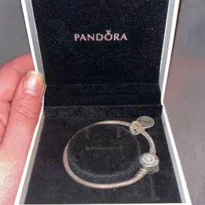 Pandora i originalbilden äkta silver med berlock ”friends are the family we choose” går att fylla på med fler berlocker, gott skick knappt använd! Nypris 700+500 1300kr.  
