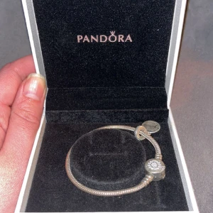 Pandora äkta silver med berlock - Pandora i originalbilden äkta silver med berlock ”friends are the family we choose” går att fylla på med fler berlocker, gott skick knappt använd! Nypris 700+500 1300kr.  