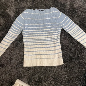 Tröja - Stickade blå vit tröja 