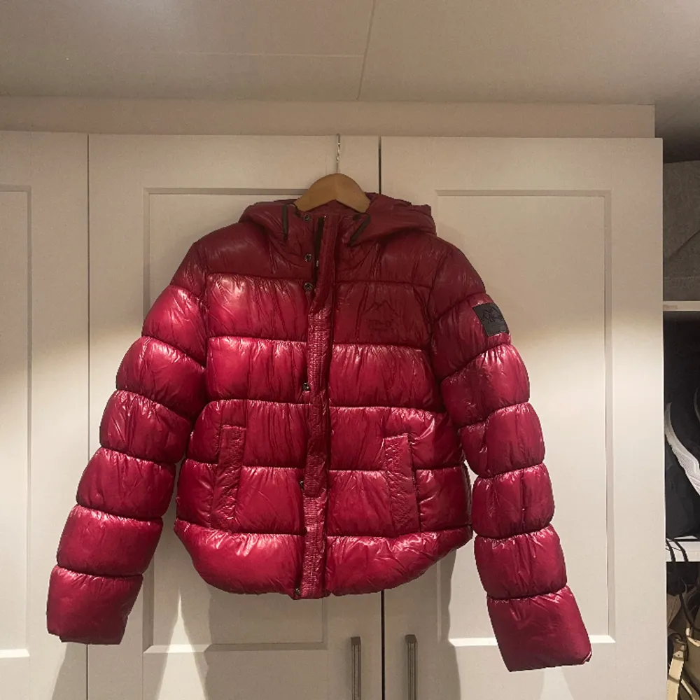 Säljer denna jätte populära röda jacka då den ej kommer till användning!💞 storlek 40 men funkar för mig som brukar ha 36. Jackor.