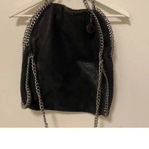 Väska - Säljer denna Stella mccartney liknande väska, då den inte är i min stil. Den har ett litet hål som jag inte hade någon aning om, därav priset. 