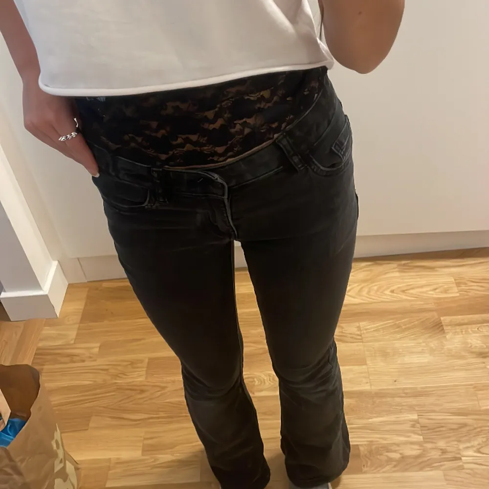 Jättefina svarta jeans💘storlek 146 men passar mig som är 159💘. Jeans & Byxor.