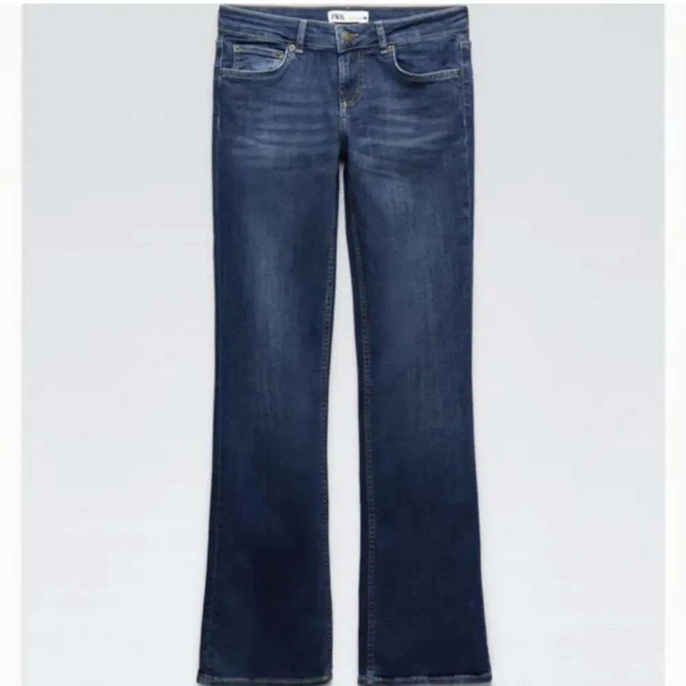 Low waist bootcut från zara, knappt använda. skriv privat för egna bilder💕. Jeans & Byxor.