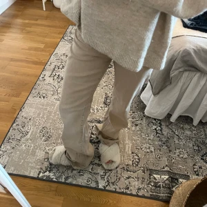 beigea jeans - Skir snygga beigea jeans från Mango! perfekt till våren🙌🏽 Stl 38, Ganska för mycket långa på mig som är 1.64 så skulle säga att de passar någon upp mot 1.70🙌🏽 fint skick förutom stt de är rätt smutsiga nedtill då de varit förlånga för mig🥰