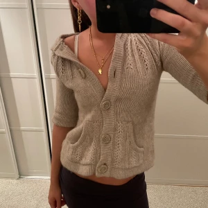 Trekvartsärmad stickad hoodie kofta - super fin och Unik kofta i mycket bra skick💕 köp gärna genom köp nu