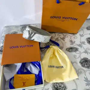 Otroligt snygg Louis Vuitton bälte i vit, för sjukt pris! Skick 10/10, Storlek 100. Kvitto samt låda och LV kort finns, skriv om det dyker upp några frågor. Priset är ej hugget i sten och går såklart att diskuteras.