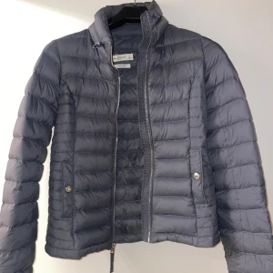 Vårjacka  - Säljer min superfina vårjacka från Abercrombie & Fitch, köpt i USA.  Säljer den då den inte passar mig längre💗 pris kan diskuteras!