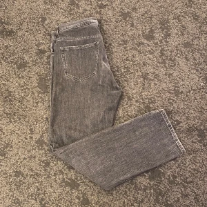 Gråa jeans Weekday - 31/32, gråa space relaxed straight jeans från Weekday, jag är 186 och det är inte korta på mig, väldigt bra skick, köparen står för frakt!