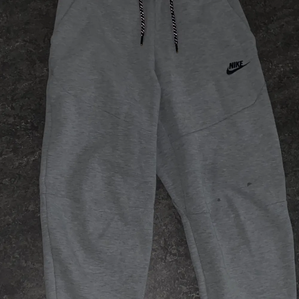 Ett Par Gråa Nike Tech Byxor Ifrån Jd Sports , Använt Dem Flera Gånger . Finns Två Små Små Fläckar Där Fram. Jeans & Byxor.