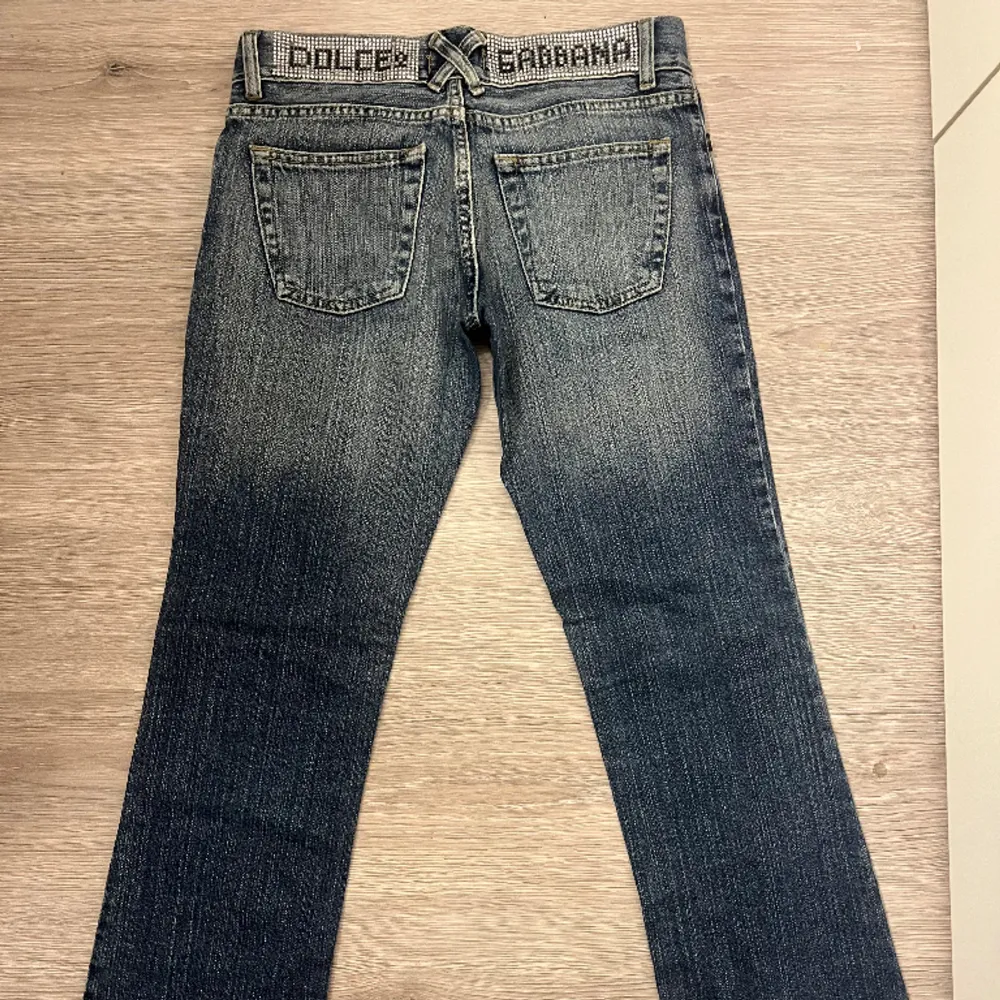 Säljer Dolce & Gabbana flared jeans. Säljer pga för små. Passar XS. Nyskick. 🙌🏼 . Jeans & Byxor.