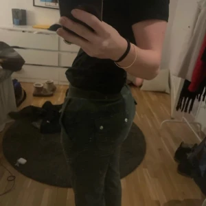 Juicy couture byxor - Säljer mina väldigt sparsamt använda juicy couture byxor i färgen dark Moss! Endast använda Max 10 gånger. Inte slitna där nere heller💕