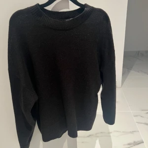 Stickad tröja - En svart stickad tröja som är lite tunnare i materialet😍