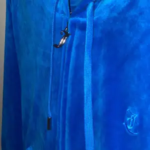 En blå Juicy Couture kofta/munkjacka i nyskick. Inga defekter alls, använd ett fåtal gånger därav priset. Provar sälja då jag vill ha en annan färg :) Tryck gärna på ”Köp nu” eller skriv vid funderingar! 💙