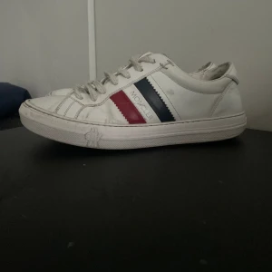 Moncler sneakers - Moncler sneakers, skick 7/10 inga defekter, strl 40, pris 1299, kvitto finns online, hör av dig vid frågor eller funderingar 