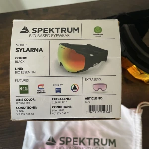 Skidglasögon Spektrum Sylarna - Ett par helt nya oanvända goggles från Spektrum, skyddsplasten sitter fortfarande kvar. Två linser medföljer, en cat 3 för soliga dagar och en cat 1 för molniga dagar. Byts enkelt då dem sitter med magnet. Kan hämtas i Göteborg eller skickas mot frakt.