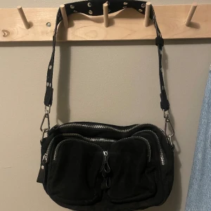 Handväska Gina Tricot  - Svart handväska från Gina Tricot, lite använd så i fint skick.