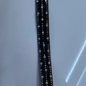 Y2K skärp - Skärp i Y2K stilen. Diamanter och nitar på. 