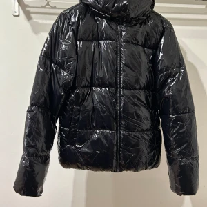 Nelly puffer jacket XS - Oanvänd puffer från Nelly svart i storlek XS 