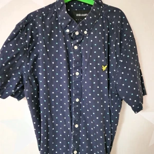 Lyle&scott kortärmad skjorta  - Fint skick ny pris 700 storl L 