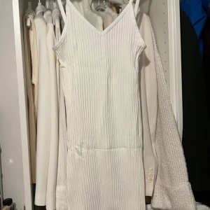 Ribbad klänning  - Tajt midiklänning i ribbat material. Aldrig använd, från ZARA. Storlek M. 