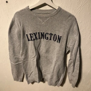 Lexington tröja storlek M - Storlek M, bra skick, äkta men finns ett jättelitet hål på tröjan (se bild).