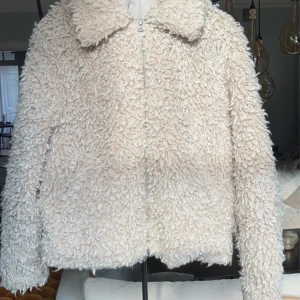 Teddybjörn jacka - En jättemysig teddybjörn jacka som är i nytt skick, har använts ca 2 gånger. Den är jättemysig och varm, och funkar jättebra som vinterjacka/vårjacka 💗🤗