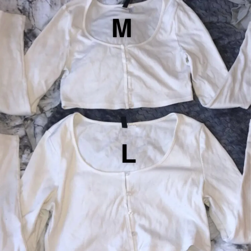 Skit snygga vita korta, långärmade å urringningade tröjor, ena är M å den andra L. Tröjor & Koftor.