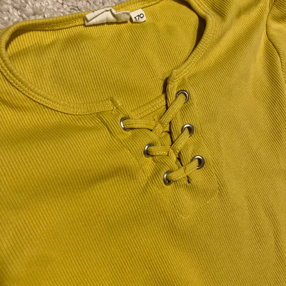 långärmad gul tröja med snören fram! köpt från Kappahl, välanvänd men fortfarande i fint skick<3  bara att skriva för fler bilder:)). Toppar.
