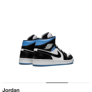 Air Jordan 1 Mid "Black/White/University - Säljer dessa Jordan 1 Mid "Black/White/University. Skorna kostar 4,665 mitt pris 3,000. Använd ett få tal gånger.Ett par Creasing skydd med skorna.Säljer på grund av att de är små. Storlek 40. Pris kan diskuteras. Hör av er för mer bilder.