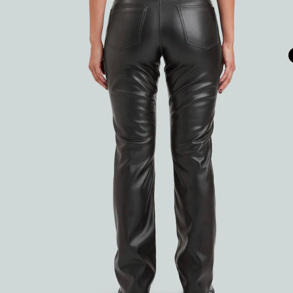 Säljer dessa sååå fina skinnbyxor från bikbok  - 91