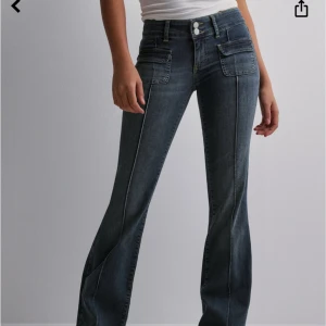 Low waist bootcut pocket jeans - Helt nya byxor från Nelly, endast testat. Köpta för 700kr. Säljer då det ej gick å skicka tillbaka eftersom prislappen e borta.