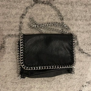 Svart väska - Svart väska från Tiamo, endast använda ett fåtal gånger, nypris 499kr🖤