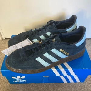 Adidas Handball Spezial skor  - Helt nya Adidas Handball Spezial skor. De är i den mörk- och ljusblåa färgen och är gjorda i suede. Storleken är 43 och 1/3. Jag säljer de på grund av att jag köpte fel storlek. Inköpta från Jdsports.