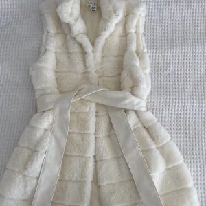 Vit pälsjacka (fake) - Säljer denna otroligt fina pälsjacka (fake) som passar perfekt nu till våren ✨🌸🤍Den är i ny skick och säljs pga att den inte passar i storlek. Vid yttligare funderingar är det bara att fråga💕