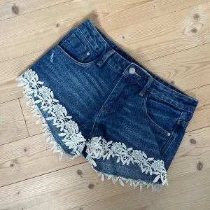 Jeansshorts  - Säljer dessa fina jeansshorts med spetsdetalj från zara i strl 36!💞 skriv för fler frågor