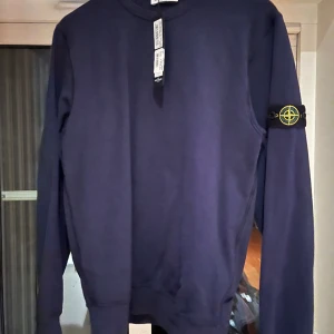 Stone island crewneck - Stone island junior crewneck marinblå. Strl 164cm/14 år Använd fåtal gånger Köpt på nk i gbg Nypris 1599kr 