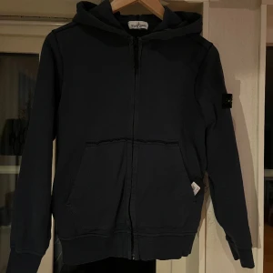 Stone island zip hoodie  - Stone island junior Strl 156cm/12år Bra skick sparsamt använd. Priset diskuterbart vid snabb affär. Nypris ca 1500kr.