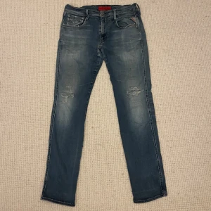 Replay ambass ripped - Hej! Säljer nu dessa feta replay ambass ripped. Super snygga och kan matcha till det mesta. W32 L32