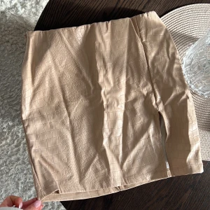 Beige skinnkjol Xs - Säljer en beige skinnkjol från Nelly. Storlek Xs. Som ny. Säljer för 50 kr. Köparen står för frakten! 