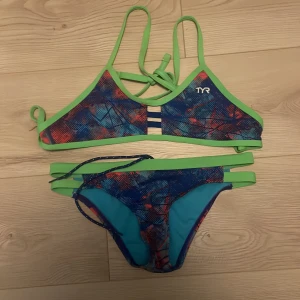 Tyr träningsbikini - Båda delar storlek S. Nyskick. Bra kvalite och passar till simträning eftersom det finns snören så att de inte glider av. 