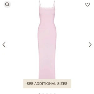 Skims - Säljer min limited edition skims klänning i färgen cherry blossom💗💗 Använd typ 3 gånger.  Nypris 1050kr.  Köp direkt för 800+ frakt⚡️ 