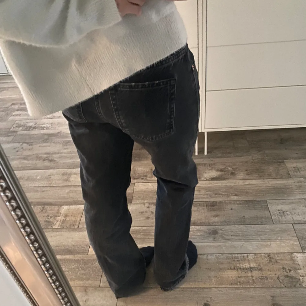 Lågmidjade raka/wide jeans från zara!! Dom är i super bra skick 🥰🥰. Jeans & Byxor.