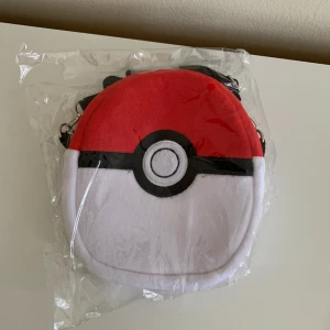 Pokemon väska - Oanvänd  Köparen står för frakt  Kika gärna in andra plagg på min profil för att spara på frakt